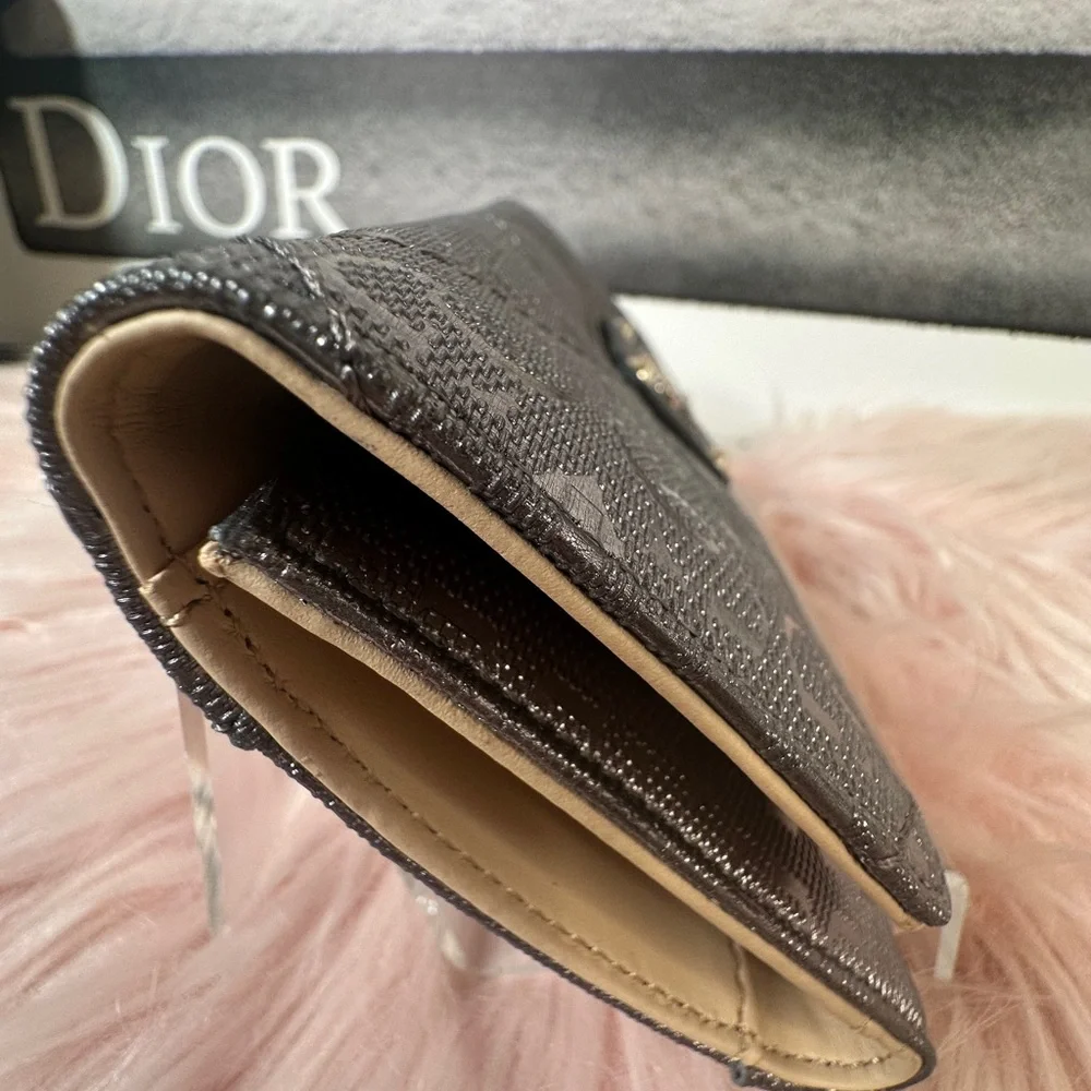 GUESS New in box Guess wallet (pewter/Rose Gold Color)